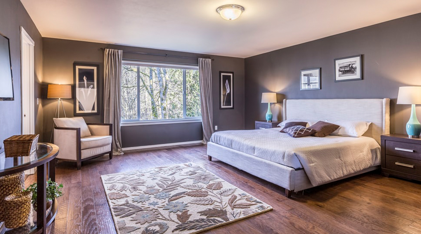 photo-1560185893-a55cbc8c57e8